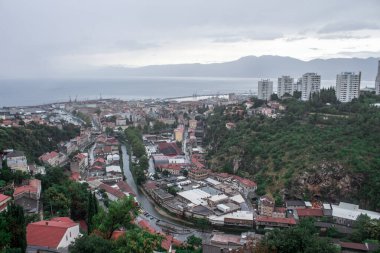 Rijeka Hırvatistan 'ın Trsat Kalesi' nin tepesinden yağmurlu gün ve akşam saatlerinde kent manzarası