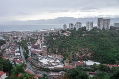 Rijeka Hırvatistan 'ın Trsat Kalesi' nin tepesinden yağmurlu gün ve akşam saatlerinde kent manzarası