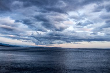 Rijeka Hırvatistan 'ın eski limanından inanılmaz deniz ve gökyüzü manzarası