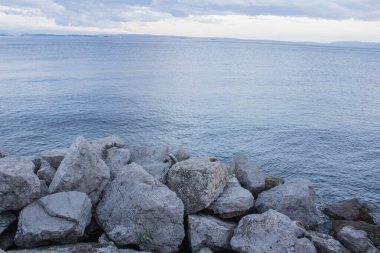 Rijeka Hırvatistan 'ın eski limanından inanılmaz deniz ve gökyüzü manzarası