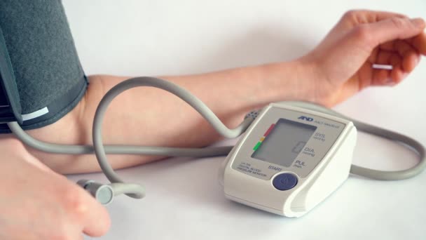 Vérnyomásmérés Elektronikus Eszközzel Otthon Közelről — Stock videók