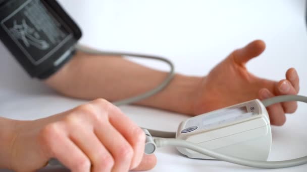 Pomiar Ciśnienia Krwi Pomocą Urządzenia Elektronicznego Domu Zbliżeniu — Wideo stockowe