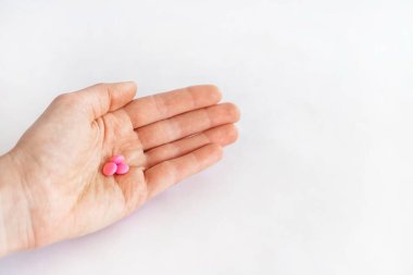 Tabletler beyaz arkaplanda, yakın plan çekimde..