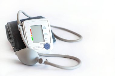 Kan basıncını ölçmek için elektronik cihaz.