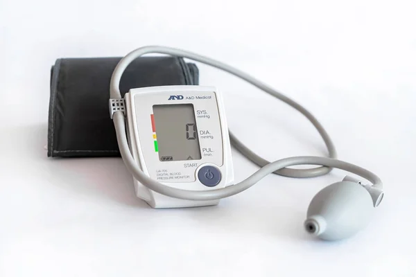 Electronic device for measuring blood pressure. — Stock Photo, Image