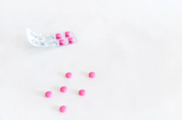 Comprimidos aislados rosados sobre fondo blanco . — Foto de Stock