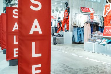 Girişteki alışveriş merkezinde indirimde olan pankartta indirim var..