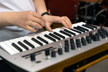 Elektronik sentezleyici ve yakın plan bir kadının elinin parçası..