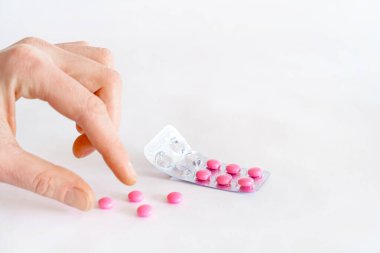 Tabletler beyaz arkaplanda, yakın plan çekimde..