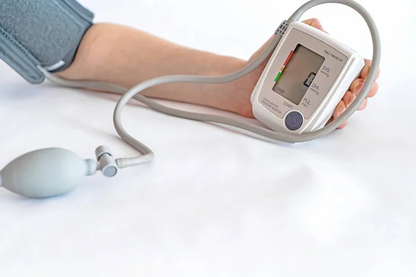 Měření krevního tlaku. Ženská ruka a zařízení pro měření tlaku. — Stock fotografie