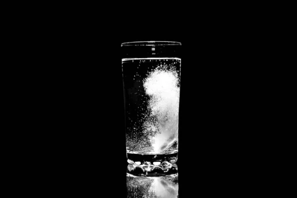 L'aspirine se dissout dans un verre d'eau . — Photo