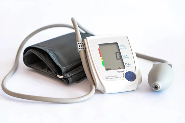 Electronic device for measuring blood pressure. — Stock Photo, Image