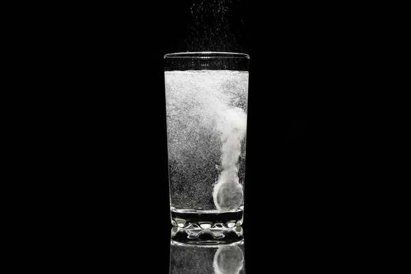 L'aspirine se dissout dans un verre d'eau . — Photo