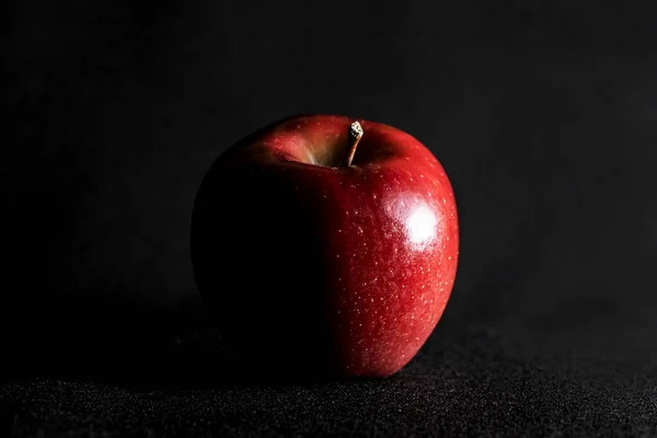 Κόκκινο Apple close-up σε μαύρο φόντο. — Φωτογραφία Αρχείου