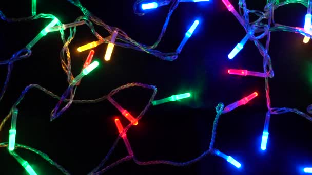 ぼやけたガーランドライトの抽象的なお祝いの背景 新年のためのぼやけた色のライトが付いている背景 焦点を合わせて 輝くライトで多色のガーランドをブリュリー — ストック動画