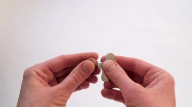 Özel bir aletle beyaz arka planda soyulmamış çiğ macadamia fındıkları. Sağlıklı yiyecekler. Protein kaynağı. Yukarıdan b yumuşak odak görüntüsü.