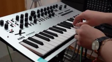 Elektronik sentezleyici ve yakın plan bir kadının elinin parçası..