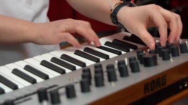 Elektronik sentezleyici ve yakın plan bir kadının elinin parçası..