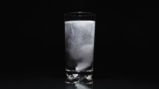 Detailní Záběr Šumivá Tableta Aspirin Sklenici Vody Tmavém Pozadí — Stock video