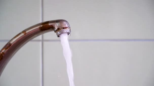 Alter Rostiger Wasserhahn Der Sauberes Wasser Aus Nächster Nähe Fließt — Stockvideo