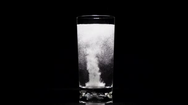 Close Bruistablet Aspirine Glas Water Een Donkere Achtergrond — Stockvideo