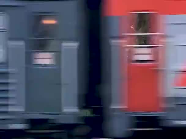 Tren Pasajeros Barre Muy Rápido Primer Plano Vídeo Bucle Tren — Vídeo de stock