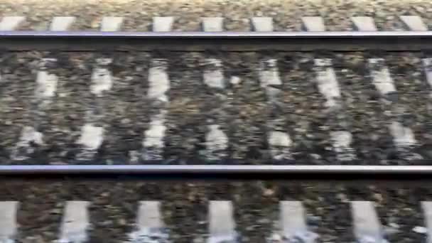铁路从运行中的火车车窗上取下 相对于铁路和卧铺的速度 — 图库视频影像
