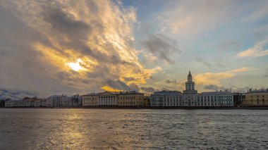 Rusya, Saint Petersburg, Neva nehri, Nisan-19-2020: Saint Petersburg Neva Nehri, Vasilievsky adasının panoramik manzarası.