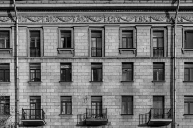 Saint Petersburg 'daki eski binaların pencereleri, binalardaki arka plan simetrisi. 