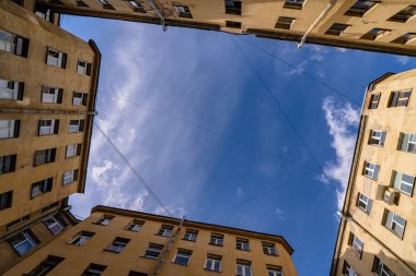 Saint-Petersburg 'da kuyu şeklinde tipik bir arka bahçe. Rusya, Saint Petersburg 'daki evinde..