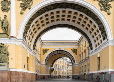 Rusya, Saint Petersburg, Nisan-19-2020: Saray meydanındaki Saint Petersburg Genelkurmay Başkanı.
