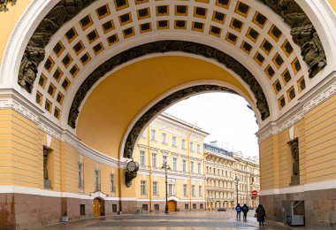 Rusya, Saint Petersburg, Nisan-19-2020: Saray meydanındaki Saint Petersburg Genelkurmay Başkanı.