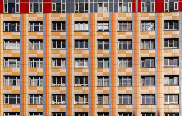 Janelas de edifícios antigos em São Petersburgo, simetria de fundo em edifícios . — Fotografia de Stock