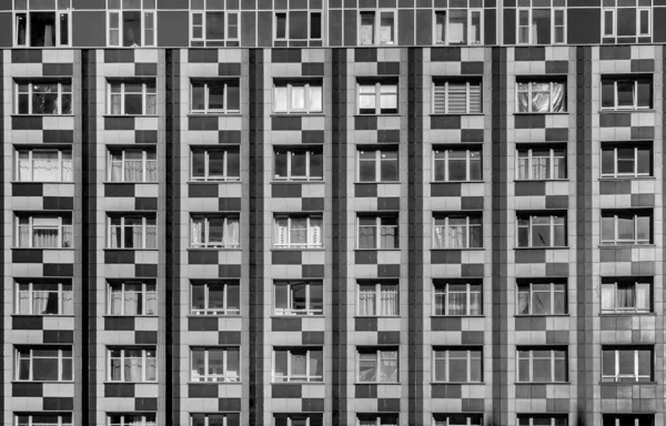 Janelas de edifícios antigos em São Petersburgo, simetria de fundo em edifícios . — Fotografia de Stock