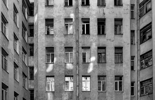 Ventanas de edificios antiguos en San Petersburgo, simetría de fondo en edificios . —  Fotos de Stock