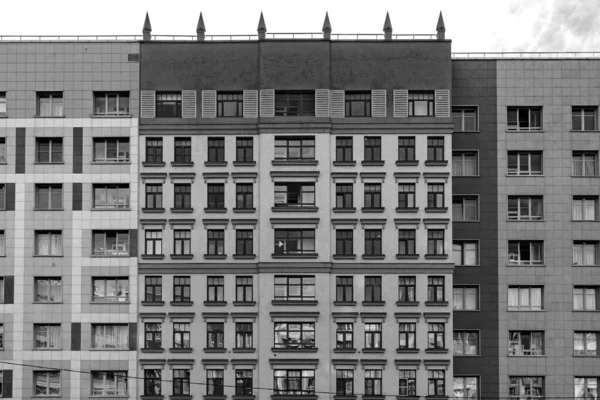 Fönster på gamla byggnader i Sankt Petersburg, bakgrundssymmetri i byggnader. — Stockfoto