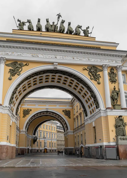 Rusia, San Petersburgo, 19 de abril de 2020: Arco del Estado Mayor en San Petersburgo en la plaza del Palacio . Imagen de stock