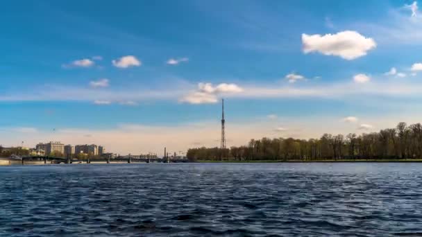 俄罗斯圣彼得堡 2020年5月5日至5日 圣彼得堡的电视塔 位于阿普特卡尔斯基岛上 阳光明媚的日子里 电视塔 Bolshaya Nevka河和Ushakovsky桥的景观 时间流逝 — 图库视频影像