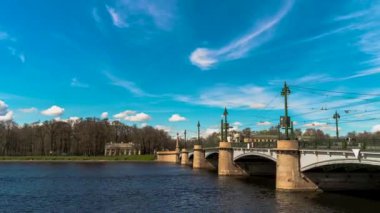 Güneşli bir günde Saint Petersburg 'daki Malaya Nevka nehri ve Kamennoostrovsky köprüsü manzarası. Güneşli havalarda şehir manzarası. Zaman aşımı.