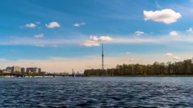 Saint Petersburg, Rusya, 5 Mayıs 2020: St. Petersburg, Aptekarsky Adası 'ndaki TV kulesi. TV kulesi, Bolshaya Nevka nehri ve güneşli bir günde Ushakovsky köprüsü manzarası. Zaman aşımı. 4K. 