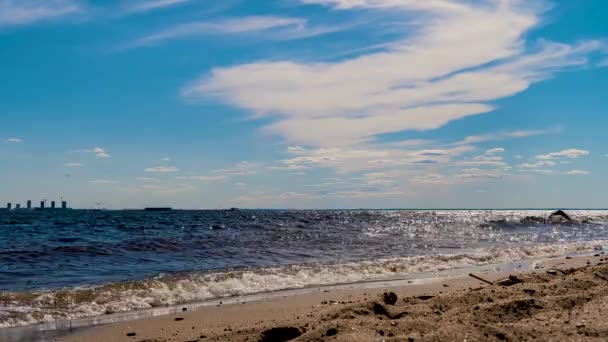 Vacker Sandstrand Vågor Och Blå Himmel Stranden Tidsfrist — Stockvideo