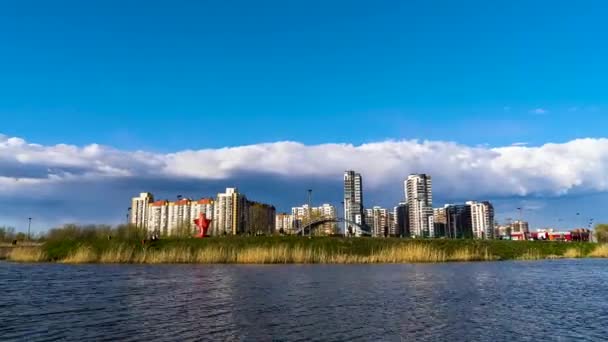 Stadslandskap Sankt Petersburg Solig Dag Bostadsområde Med Sjöutsikt Time Lapse — Stockvideo