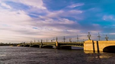 Rusya, Saint Petersburg, Troitsky Köprüsü, Mayıs-08, 2020: Troitsky Köprüsü, Neva Nehri ve mavi gökyüzü yazın günbatımında. Şehir manzarası. Zaman Kapakları.