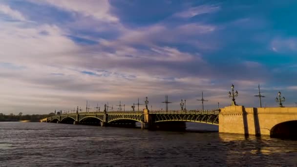 俄罗斯 圣彼得堡 托洛茨基大桥 2020年5月至8日 托洛茨基大桥 涅瓦河 夏天日落时的蓝天 城市景观 时间差距 — 图库视频影像