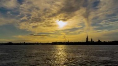 Rusya, Saint Petersburg, Peter ve Paul kalesi, Mayıs-08, 2020: Peter ve Paul kalesi ve baharda Neva nehri. Şehir manzarası. Zaman Süreleri.