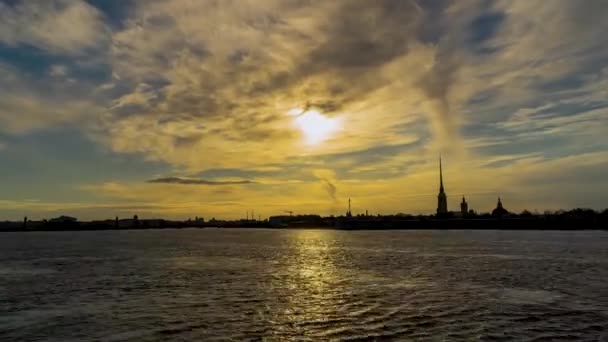 ロシア サンクトペテルブルク ピーターとポール要塞 2020年5月8日 ピーターとポール要塞と春の日没でネヴァ川 都市景観 時間の経過 — ストック動画