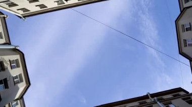 St. Petersburg 'daki avlu kuyuları, bulutsuz bir gökyüzü manzarası.