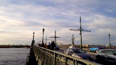 Saint Petersburg, Rusya, Troitsky köprüsü karantina altında. Gün boyunca Trinity Köprüsü 'nde trafik vardı. 4K video.