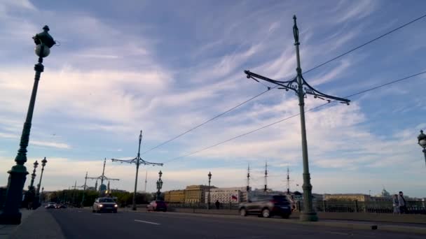 圣彼得堡 俄罗斯 Troitsky桥在检疫之下 三一桥的交通在白天 4K视频 — 图库视频影像