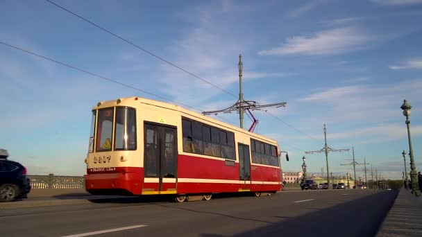 San Petersburgo Rusia Puente Troitsky Cuarentena Tranvía Cruza Puente Trinidad — Vídeo de stock